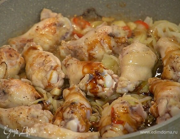 Измельченные овощи добавить в сковороду и обжаривать крылышки до появления золотистой корочки, затем влить нам пла, рисовый уксус и соевый соус, все перемешать.