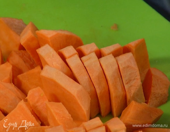 Батат почистить и нарезать небольшими кусочками.
