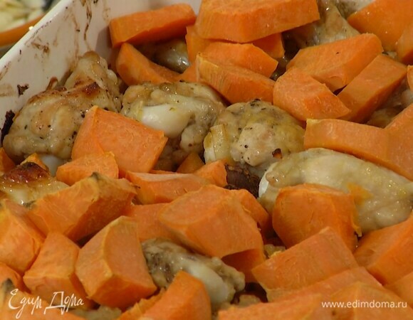 Накрыть форму фольгой и отправить в разогретую духовку на 20 минут, затем снять фольгу и запекать курицу до появления золотистой корочки.