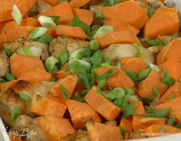 Зеленый лук нарезать наискосок и посыпать готовое блюдо.