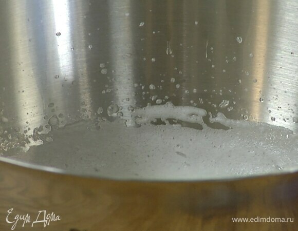 Белки взбить в комбайне в пышную массу. 