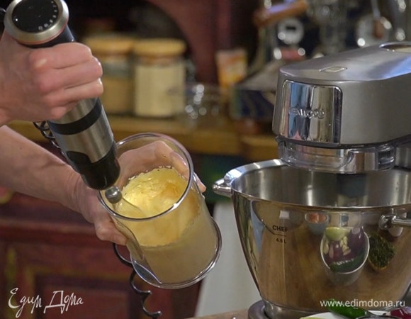 Желтки соединить с сахаром и ванильным экстрактом и взбить блендером с насадкой-венчиком, так чтобы сахар растворился, а масса увеличилась в два раза и посветлела.