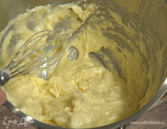 К взбитым белкам добавить сахарно-желтковую массу и перемешать венчиком, затем всыпать муку и все вымешать.