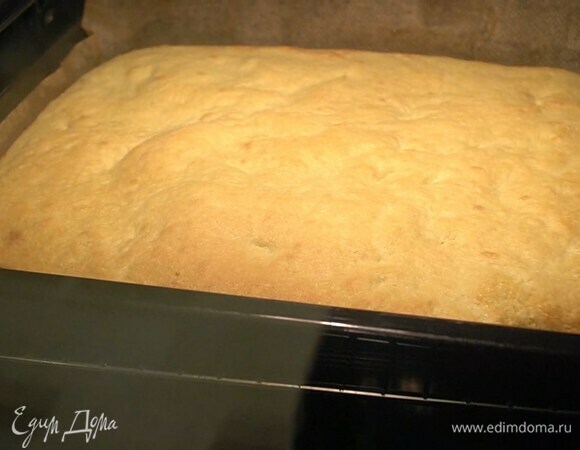 Противень застелить бумагой для выпечки, смазать ее растопленным сливочным маслом, равномерно распределить по всей поверхности тесто и выпекать в разогретой духовке 10–12 минут.