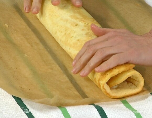 Готовый пласт теста свернуть в рулет, завернуть в полотенце и дать отдохнуть.