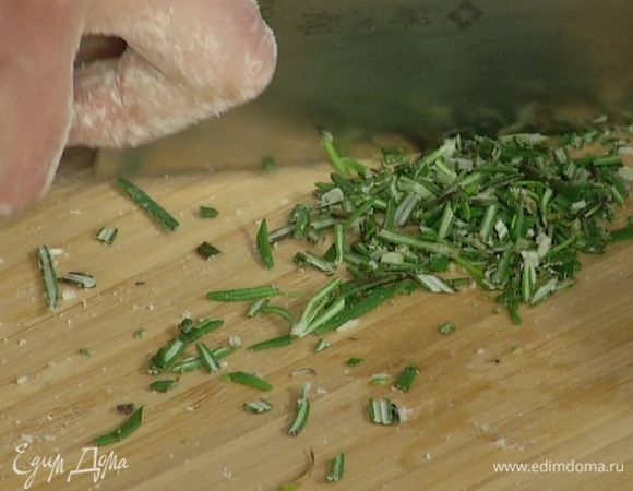 Листья розмарина мелко порубить — должна получиться чайная ложка.