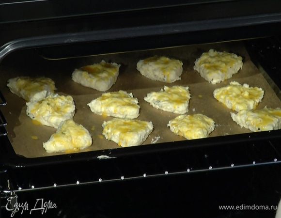 Яйцо размешать с молоком, смазать сконы и выпекать в разогретой духовке 15–20 минут, затем остудить.