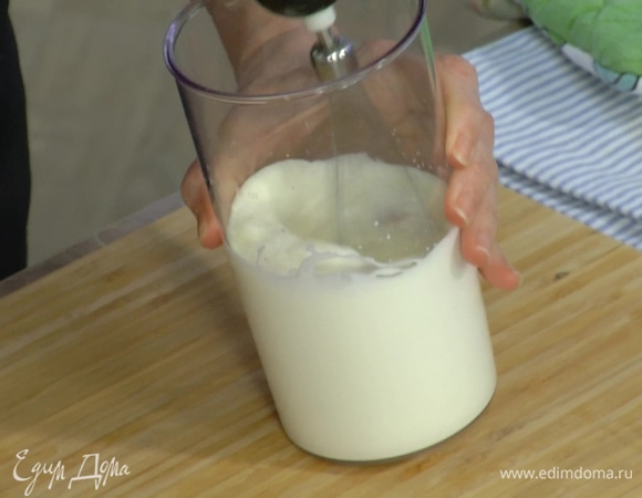 Сливки взбить до кремообразного состояния.