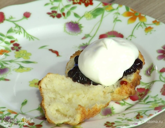 Остывшие сконы надрезать поперек, на одну половинку булочки выложить джем и взбитые сливки, прикрыть второй половинкой.