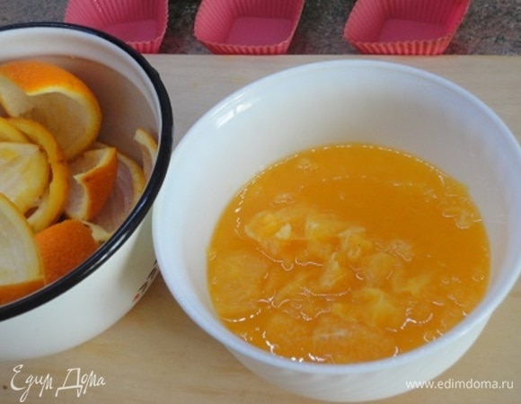 Из шкурок апельсинов буду готовить цукаты. Вес мякоти без перегородок и сока — 250 г.