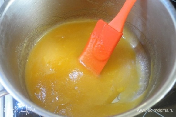 Агар-агар с двумя кусочками коричневого сахара залейте частью апельсинового сока и прогрейте (но не кипятите) на огне, пока сахар и агар-агар не растворятся.