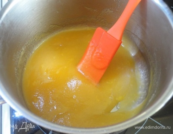 Агар-агар с двумя кусочками коричневого сахара залейте частью апельсинового сока и прогрейте (но не кипятите) на огне, пока сахар и агар-агар не растворятся.