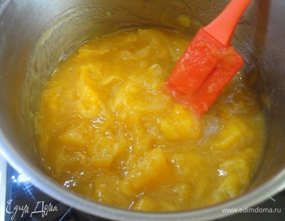 Сюда же выложите оставшийся сок с мякотью. Все перемешайте и прогрейте. 