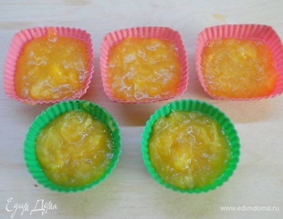 У меня нет специальных формочек для мармелада, поэтому я промыла холодной водой силиконовые формочки для кексов и разлила в них получившуюся массу.