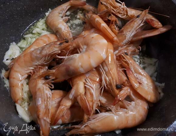 Добавьте креветки и обжаривайте их, помешивая время от времени, пока масло не станет розовым (примерно 10–15 минут).