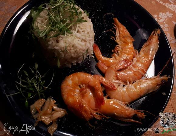 Подавайте с рисом, политым маслом, в котором готовились креветки.
