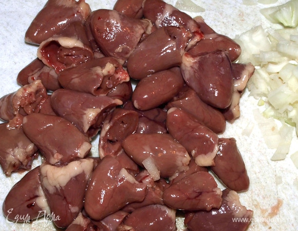 Куриные сердечки промыть, откинуть на дуршлаг, дать стечь воде. Удалить жир и протоки.