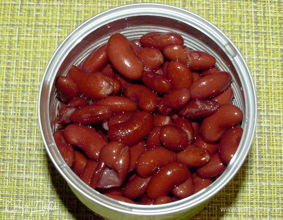 Открыть банку фасоли, слить жидкость.