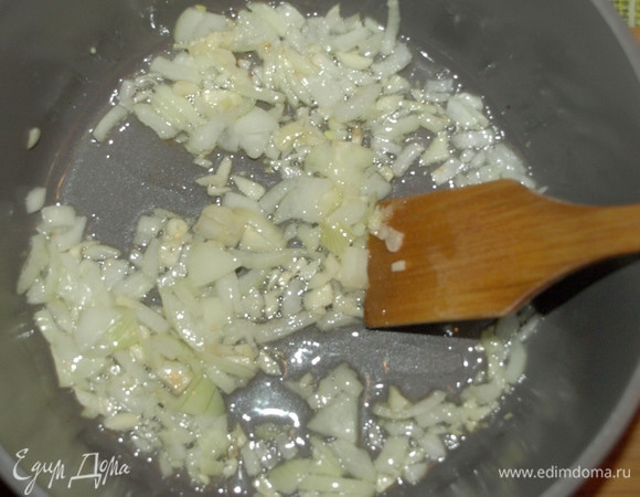 Лук и чеснок очистить. Мелко нашинковать. В скороде нагреть растительное масло, добавить лук и чеснок, пассеровать до прозрачности лука.