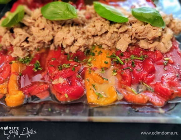 Перцы запечь, очистить от кожуры, разрезать вдоль на полоски, сложить в пиалу. Сок, выделившийся из перца, постараться сохранить. В половину стакана воды добавить сахар, уксус, соль и чесночную «кашицу», размешать. Количество всех этих ингредиентов вы можете добавить на свой вкус. Мои данные приблизительные. Залить перец маринадом и оставить на несколько часов при комнатной температуре. Запечь и замариновать перец можно и накануне, так будет еще вкуснее.