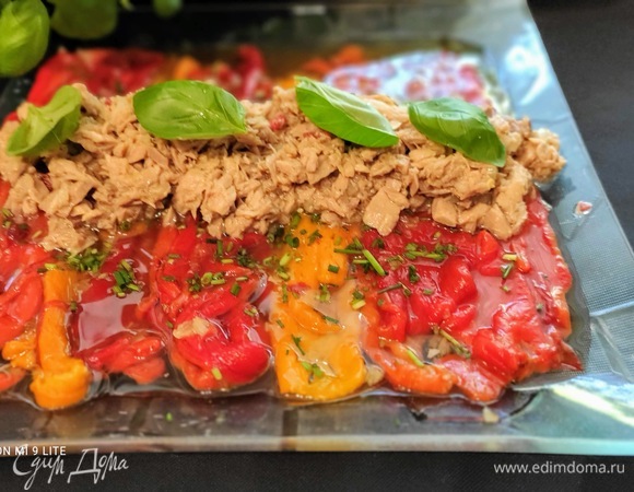 Тунца достать из банки, смешать с мелко нарезанным луком, солью и перцем. Перец выложить на блюдо вдоль, в центр поперек выложить тунца, посыпать шнитт-луком, сбрызнуть оливковым маслом.