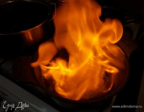 Когда стейки готовы, влейте коньяк (или другой крепкий алкоголь на ваш выбор) и подожгите. Когда пламя погаснет, выньте стейки, плотно оберните их в фольгу и оставьте на 5–10 минут.