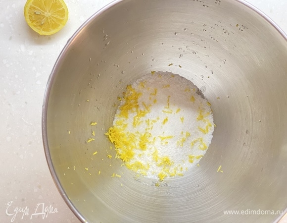 В чаше миксера соединить сахар, цедру 1 лимона и экстракт ванили. Далее добавить муку и разрыхлитель.