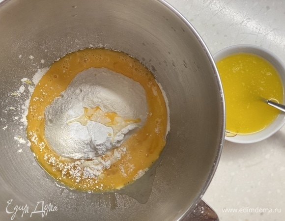 Добавить 125 г чуть взбитых яиц.
