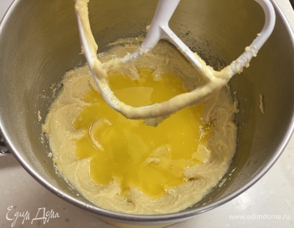 Масло растопить и добавить мед.