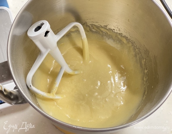 Замешать тесто до однородного гладкого состояния.