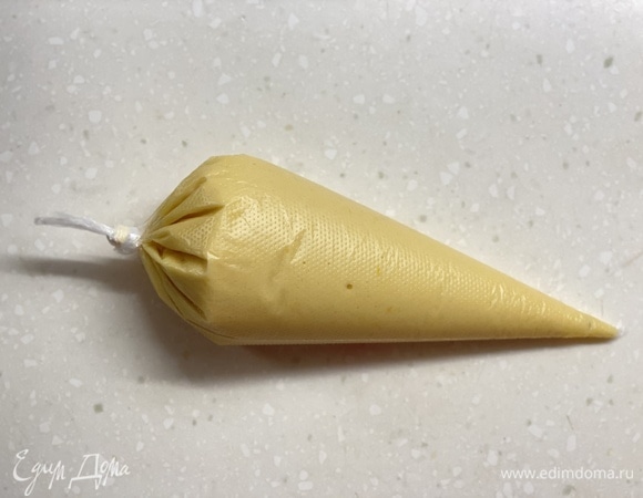 Переложить тесто в большой кондитерский мешок и убрать в холодильник на сутки.