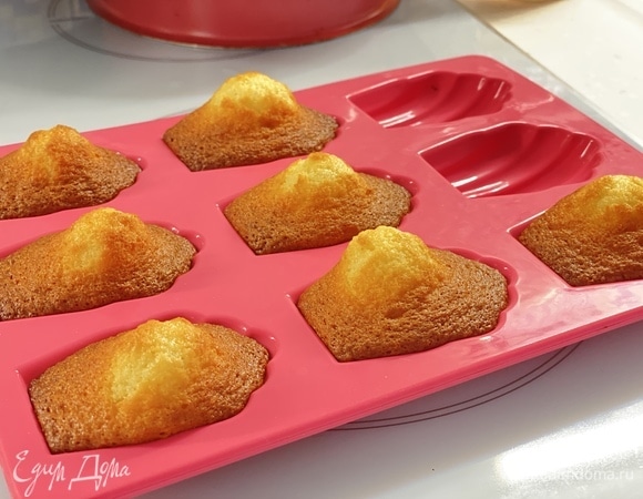 Обратите внимание, у готовых, правильно выпеченных «Мадлен» появляется вот такой бугорок. Далее я покрыла их готовой глазурью. Это не обязательно.