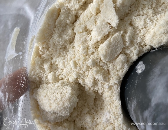 В муку добавить разрыхлитель, перемешать, просеять. Добавить соль, сахар и с помощью терки натереть холодное сливочное масло. Далее все руками быстро перемешать до состояния крошки. Я делала при помощи комбайна, у меня крошка очень мелкая, вручную будет крупнее, и это нормально.