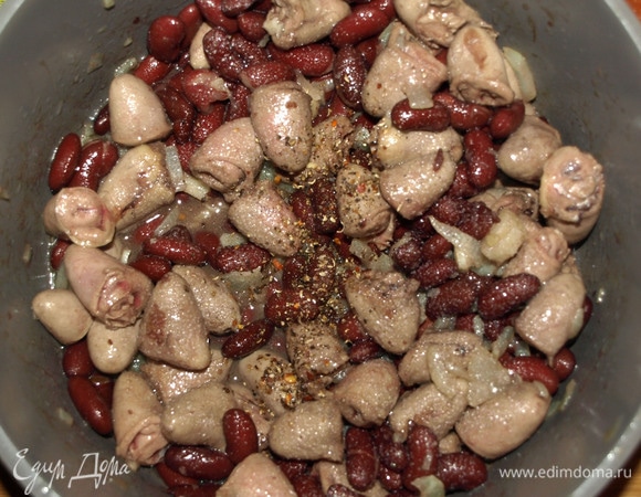 Добавляем куриные сердечки, готовим 10 минут. Добавляем фасоль, соль и свежемолотый перец. Перемешать и готовить 2–3 минуты.