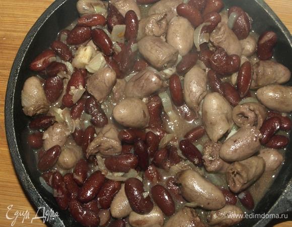 Перекладываем в форму для запекания и отправляем в заранее разогретую до 180ºС духовку на 20 минут.