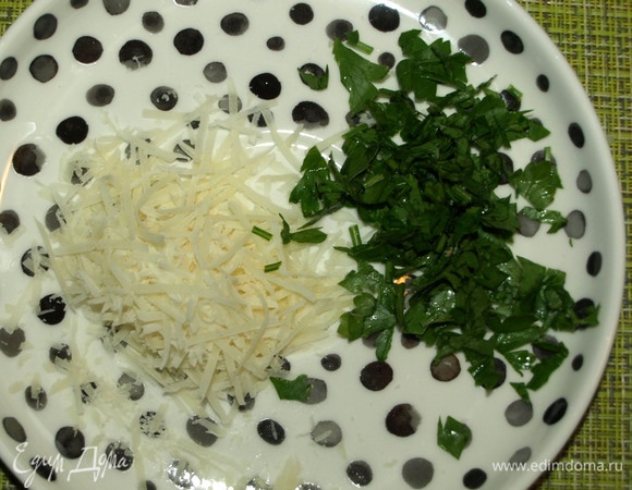 Сыр натереть на мелкой терке, зелень мелко порубить.