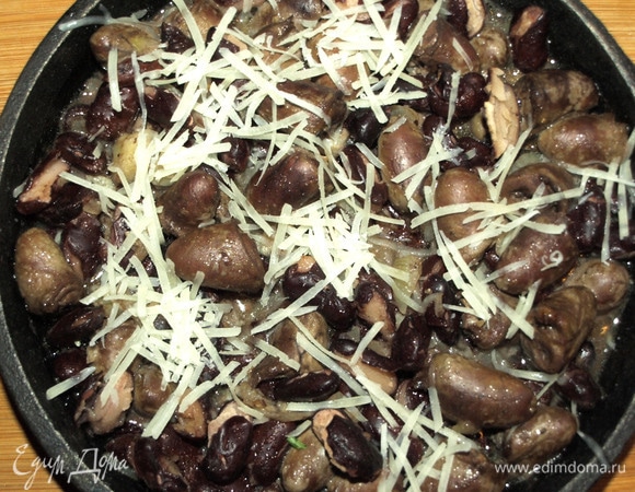 Достаем форму с сердечками из духовки, посыпаем половиной подготовленного сыра. Отправляем в духовку на 10 минут.