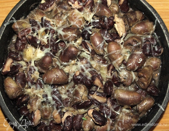 Достаем готовое блюдо. Даем постоять 5 минут. Перед подачей посыпаем оставшимся сыром и зеленью.