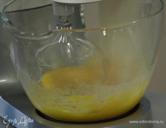 Приготовить тесто: яйца поместить в чашу комбайна и взбить на большой скорости, затем, не выключая комбайна, добавить сахар, молоко, оливковое масло и ванильный экстракт.