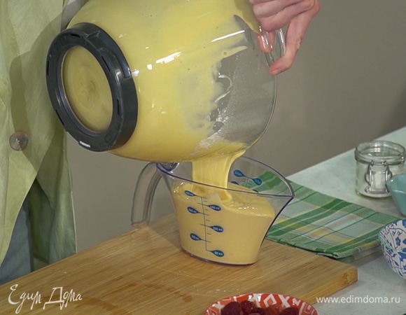 Муку смешать с разрыхлителем, солью и частями всыпать в яичную массу, продолжая ее взбивать. Тесто должно получится жидким и однородным, без комочков. 