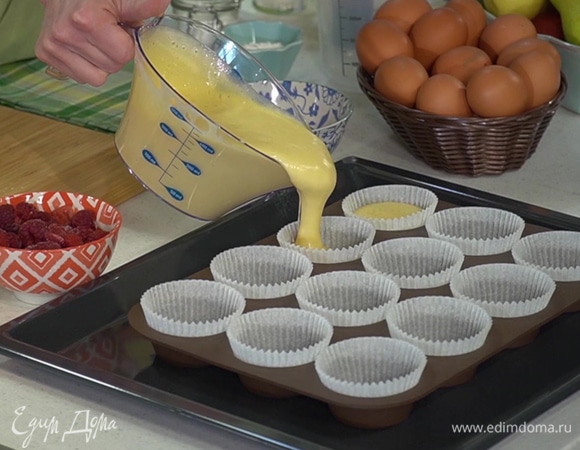 В форму для выпекания капкейков поместить бумажные вкладыши и на 2/3 заполнить их тестом.