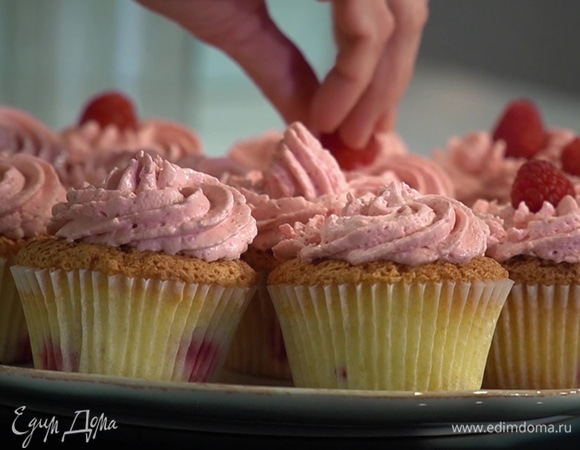 Готовые капкейки полностью остудить, при помощи кондитерского мешка украсить кремом, а затем свежей малиной.