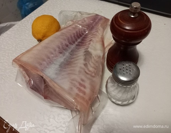 Подготовим ингредиенты. Рыбу необходимо предварительно разморозить, лучше всего это делать в холодильнике, переложив рыбу из морозильной камеры, например с вечера на ночь.