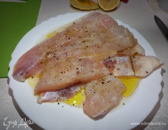 Натираем рыбу оливковым маслом, добавляем сок половины лимона или лайма, солим, перчим. При желании на этом этапе можно добавить какие-нибудь травы.