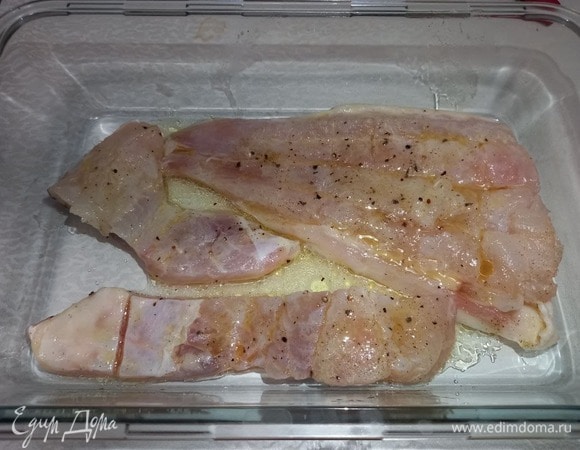 Разогреваем духовку до 170°C. Перекладываем рыбу в жаропрочную форму и плотно накрываем фольгой. Можно запечь на противне, полностью завернув в фольгу или бумагу для запекания.