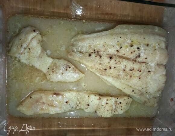 Через 20 минут достаем рыбу из духовки, аккуратно, чтобы не обжечься, убираем фольгу.