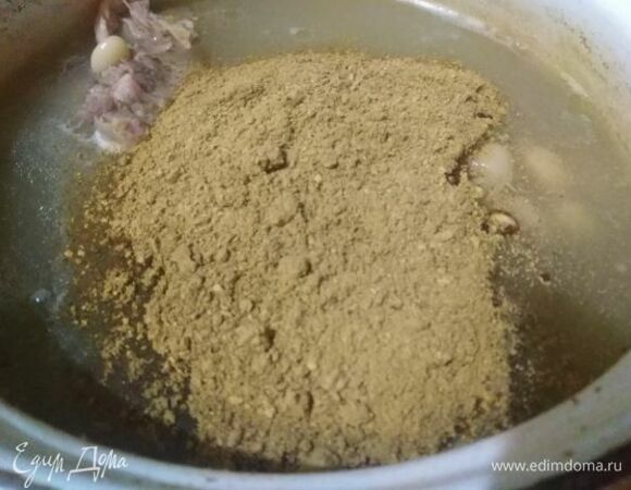 В трехлитровую кастрюлю выложить мясо и добавить предварительно замоченную фасоль. Залить водой. Варить 1,5 часа. Через 1 час варки всыпать 2 ст. л. сушеных грибов, перемолотых в кофемолке. Посолить.