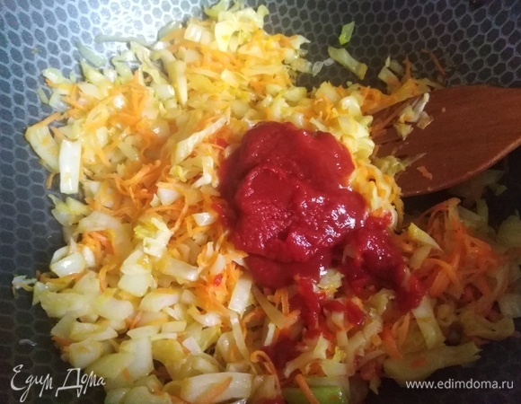 Заправить томатной пастой с добавлением сахарного песка. Жарить 3–4 минуты.