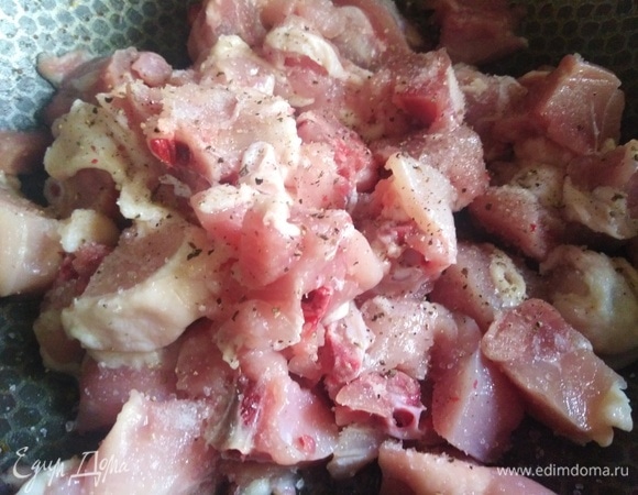 Бедра порубить на куски. Выложить в казан или сотейник. Посолить, посыпать перцем. Обжаривать, помешивая, на сильном огне в течение 15 минут до румяной корочки.