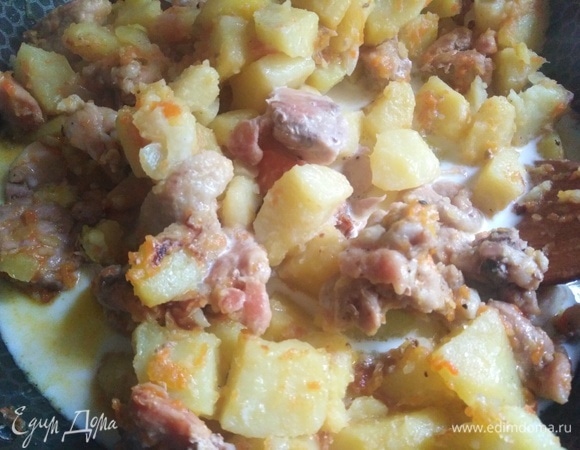 Влить молоко. Посолить, перемешать. Продолжить готовку под крышкой на том же уровне огня ещё 10 минут.